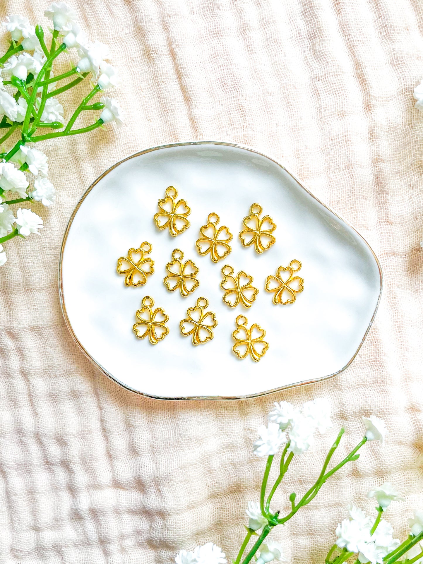 𝑮𝒐𝒍𝒅 𝑪𝒍𝒐𝒗𝒆𝒓 𝑪𝒉𝒂𝒓𝒎𝒔